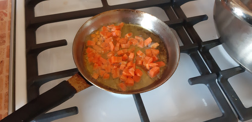 Морковь нарезать тонкими пластинками и слегка спассеровать с маслом
