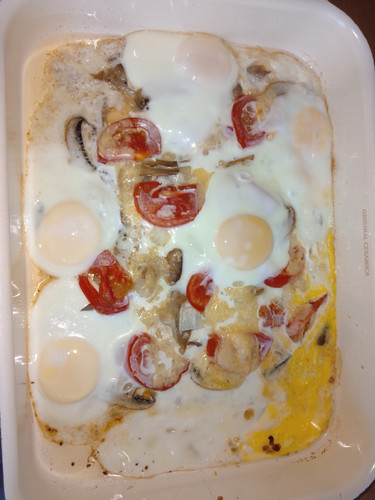 Яичница с помидорами, беконом и сыром - блюдо готово