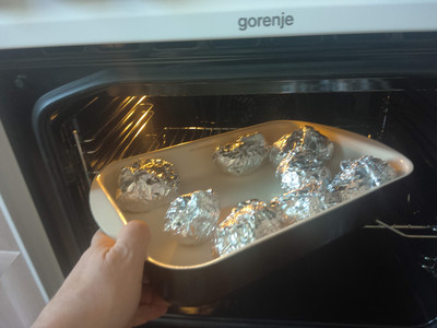 Отправляем подготовленный картофель в духовку для запекания