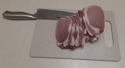 Разрезать мясо на стейки