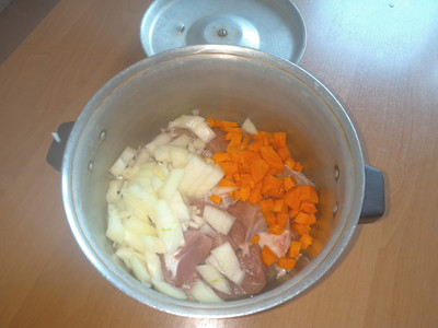 Первый этап: мясо, лук, морковь